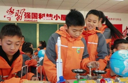 陜西延安：“學(xué)習(xí)強(qiáng)國”科技小屋點(diǎn)亮孩子們的科技?jí)?></a></td>
<td align=