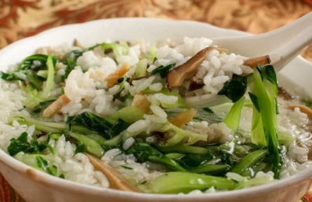 辟謠 | 長(zhǎng)期吃湯泡飯，養(yǎng)胃還是傷胃？