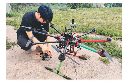 無人機駕駛員：“我們在地上開飛機！