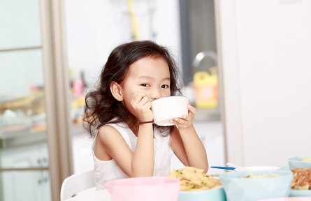 小孩吃飯時喝湯，會稀釋胃液影響消化？