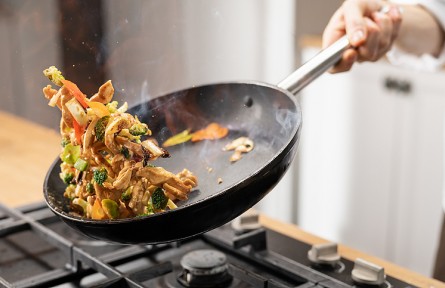 辟謠|炒菜時油冒煙了才下鍋，炒出來的菜更香？