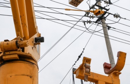 河南輝縣：帶電作業(yè)消缺 護(hù)航秋糧歸倉