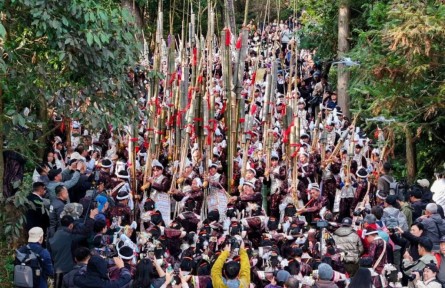 貴州岜沙苗寨：笙歌傳古寨，盛裝慶豐年